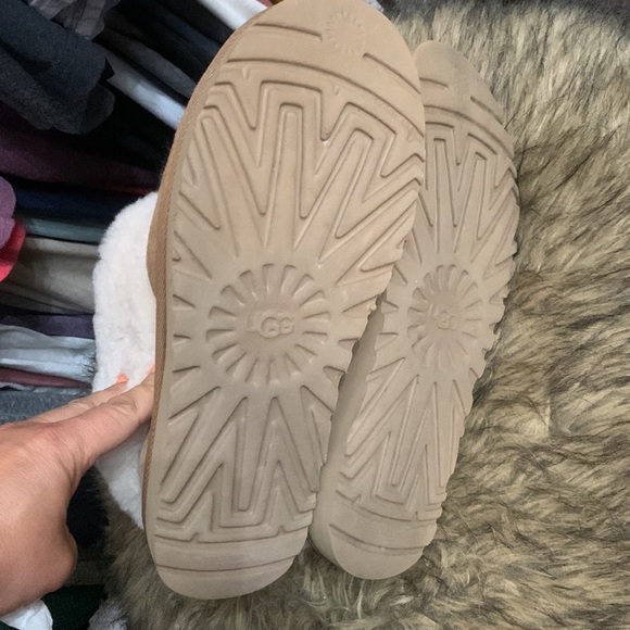 UGG - Picture 3 of 4